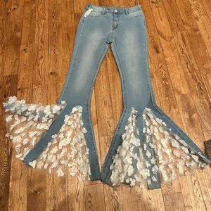 🆕NWT 🤠BRIDES or Festivals girls! Bellbottoms Jeans with Floral Accents Trendy 🔥